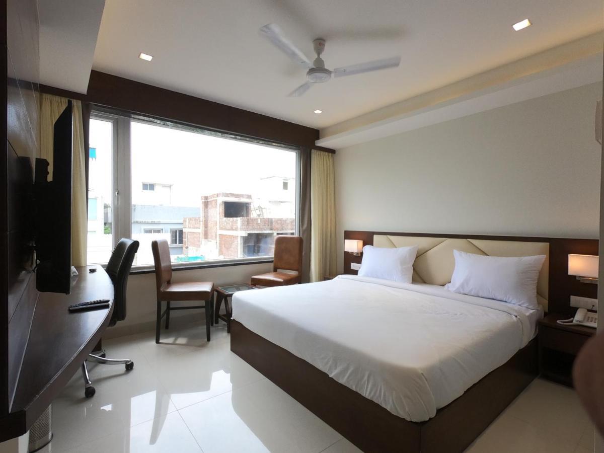 Hotel The Bellevue Indore Exterior foto